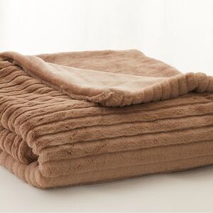 🟦SALE 5️⃣0️⃣% off🟦 
Faux Fur Throw Blanket HomeSuite NWT